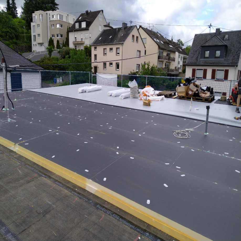 Course Image Was gilt wann? Die neue Flachdachrichtlinie vs. DIN 18531 am 12.03.2026